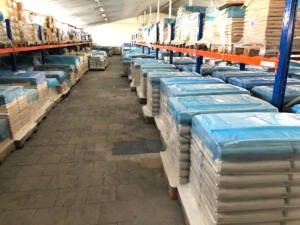 Sklad společnosti Pavax s regály a paletami s bazénovou dlažbou