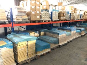 Detailní foto regálu se zbožím, bazénovými lemy ve skladu irmy Pavax